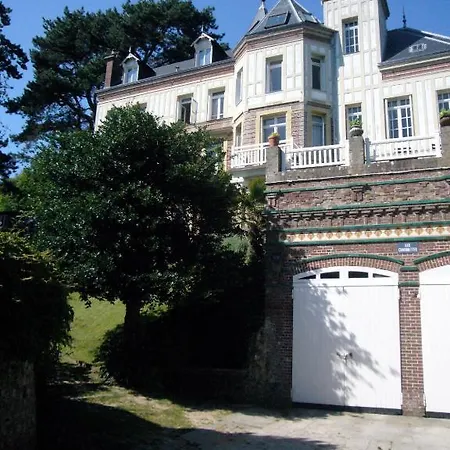 D'hotes Les Charmettes Bed & Breakfast